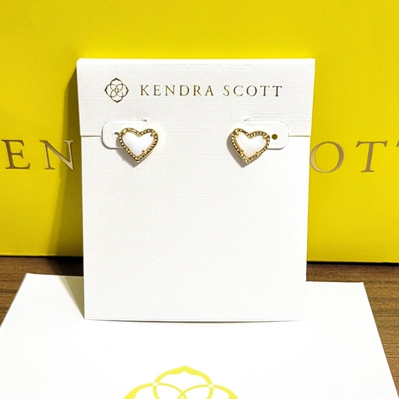 Kendra Scott Jewelry - NWT Kendra Scott Ari Gold White Pearl Heart Studs Ivory Mother of Pearl